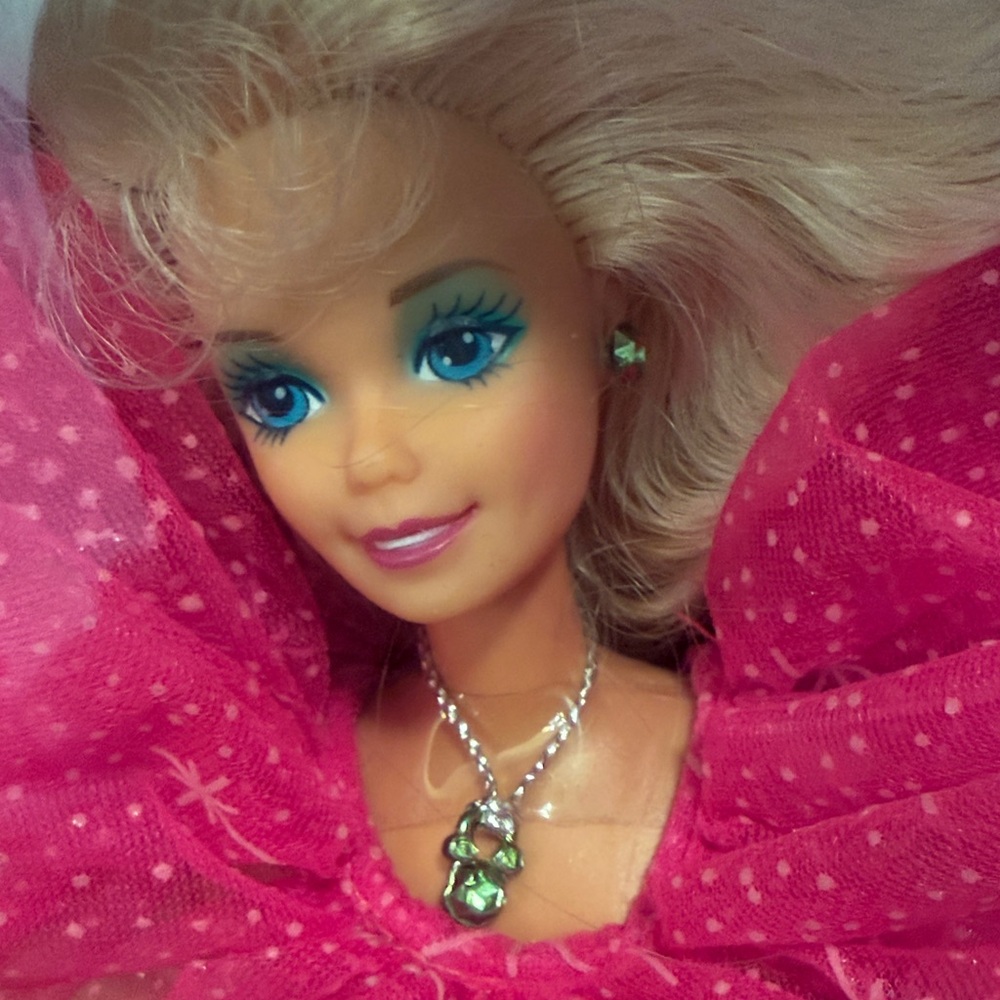 Vintage 1990 Special Edition Barbie Festive Pink Gown Doll and keepsake ornament - Picture 3 of 10